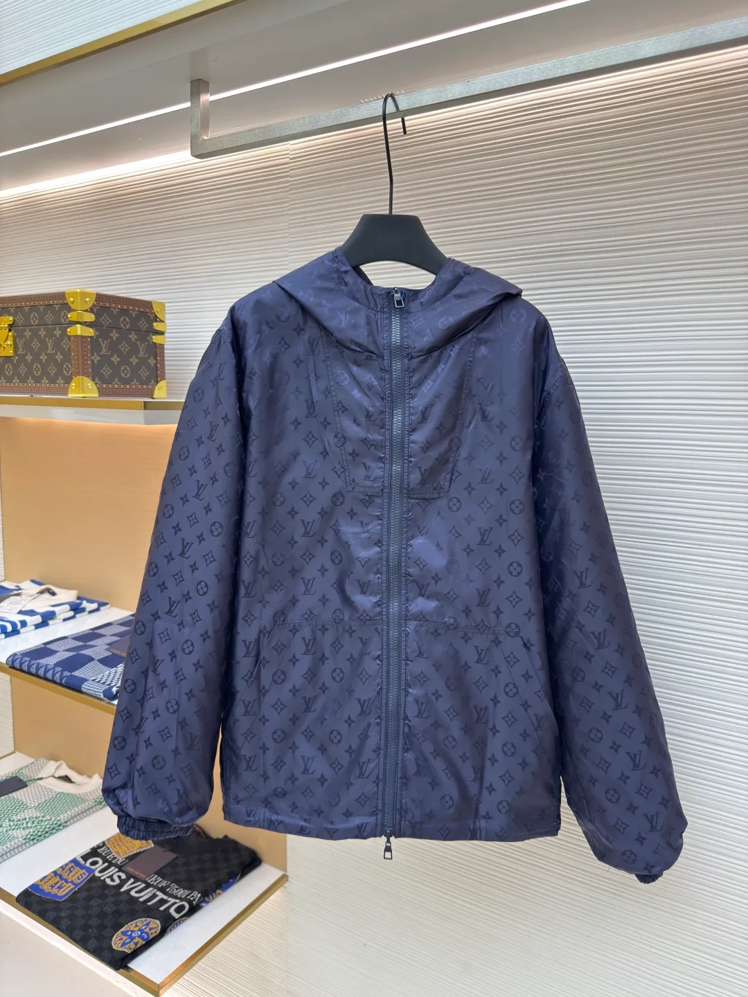 LOUIS VUITTON double-sided windproof pin jacket ●Authentic product: 23000 purchased and developed ●Item number: 1680475-C55 ●Fabric: polyester fiber fabric ●Technology: jacquard ●Version: fitted version ●Weight: about 555 grams ●Size: 44-46-48-50 ●Description: The solid color fabric is made of nylon encrypted matt twill fabric, and the jacquard fabric on the other side is made of 50D nylon yarn-dyed jacquard fabric. The solid color front panel is laser-burned, hand-made of white copper, with a triangle pin with logo and glossy finish. The front panel pocket uses a hardware keychain to hang a folding clothing tag, and the jacquard letters on the front chest placket are made of single-piece flowing pure It is cut by hand to restore the flower, and all the pieces are numbered. The pockets are also cut with the restored flower number. The fabric is relatively light and silky, and it takes time to cut accurately. The front and center are equipped with a double-circulation puller 5# orbital zipper. The hem and the hood are worn with spiral elastic ropes with ring anti-slip buckles, square pig nose buckles with logo, and all holes are punched with hardware and logo on the cloth-colored cornrows.